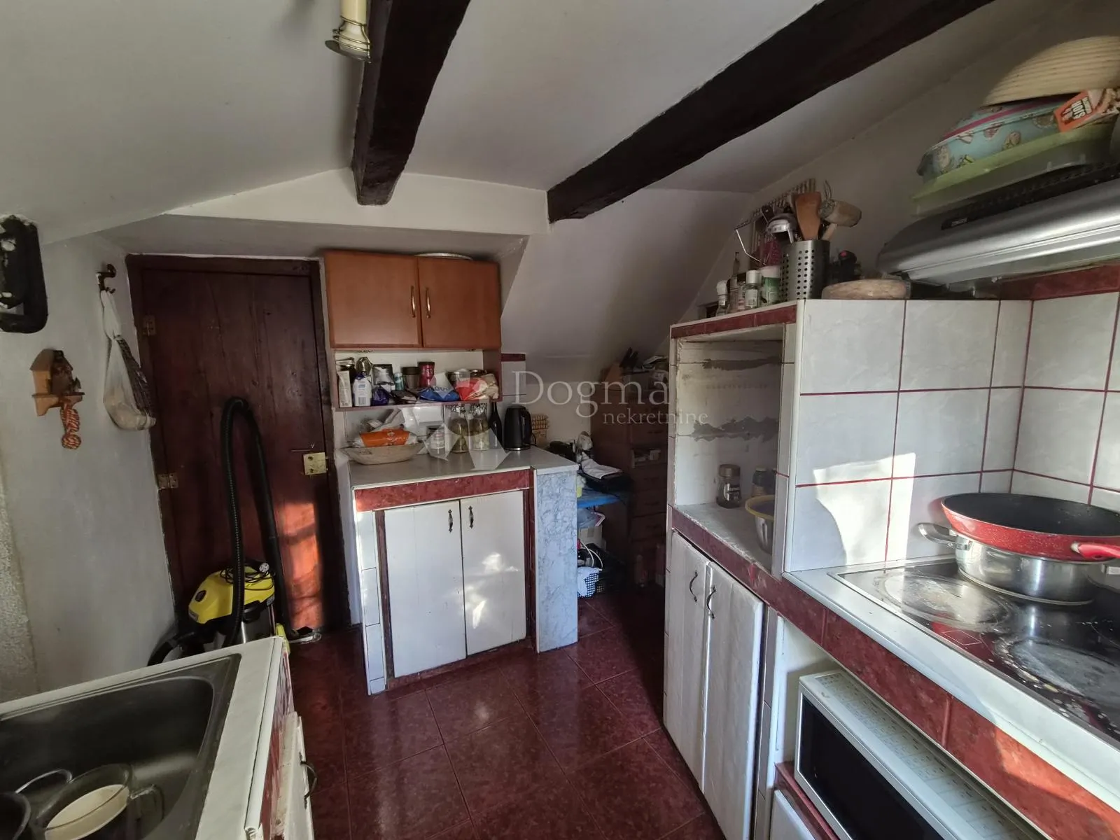samostojeća kuća, 405m2, roč - slika 19