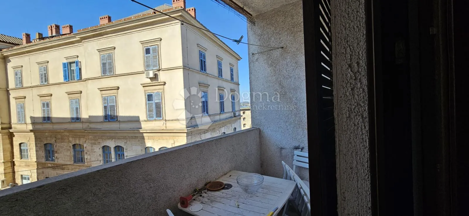 prostrani stan na odličnoj lokaciji - slika 8