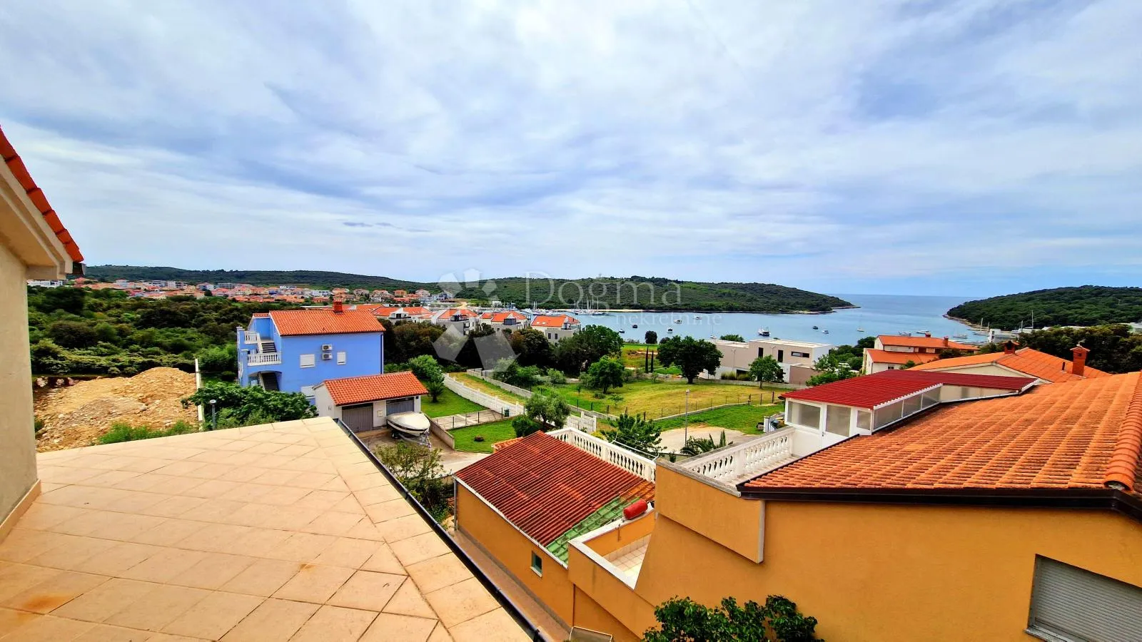 ekskluzivno: kuća s 5 stanova - 250 m od mora - 2000€m2 - slika 2