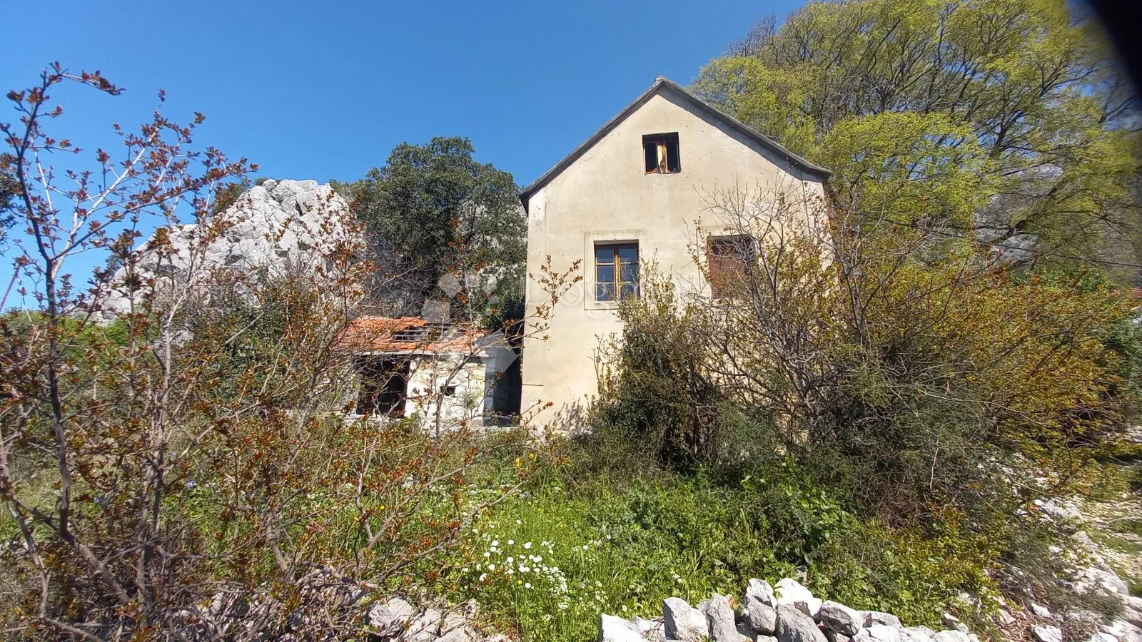 Zemljište sa starom kućom-za renoviranje - Živogošće, Podgora