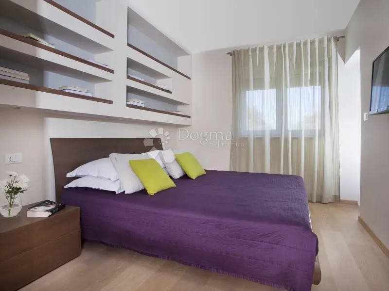 prekrasna villa s bazenom sa prostranom okućnicom od čak 4260m2 - slika 9