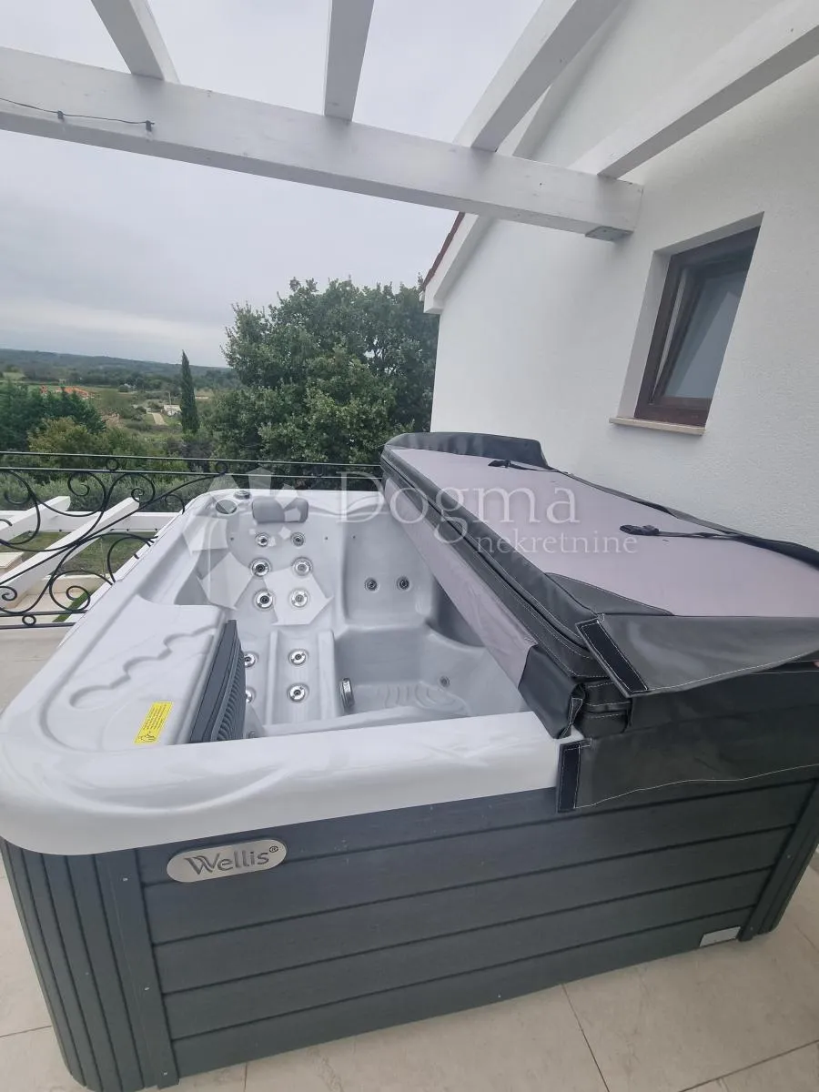 novoizgrađena vila u okolici barbana na brežuljku s otvorenim pogledom - slika 35