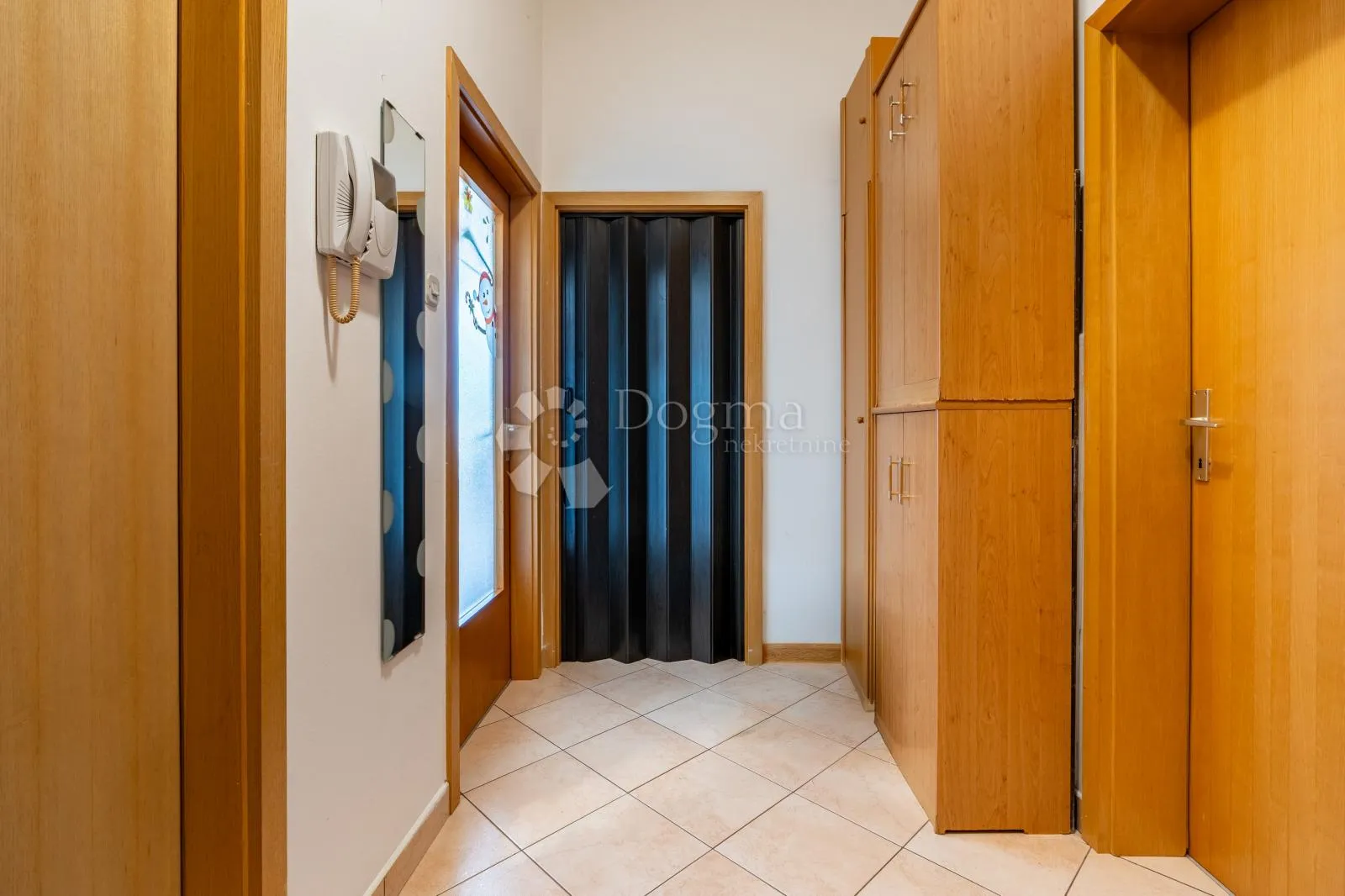 grad krk – elegantan apartman s privatnim vrtom, dvije terase i parkirnim mjestom - slika 8
