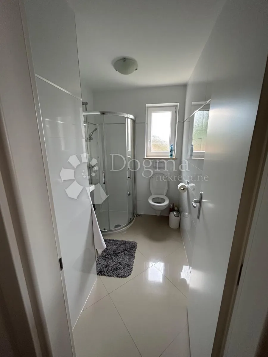 dvoetažni apartman u mirnom okružju - slika 13