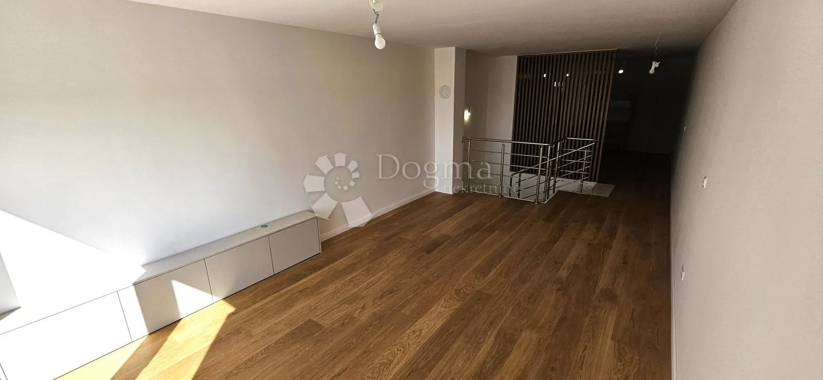 useljivi apartman sa pogledom na more - slika 3
