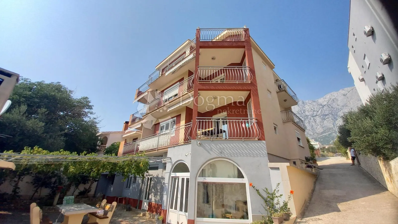 apartmanska kuća sa velikom okućnicom - slika 2