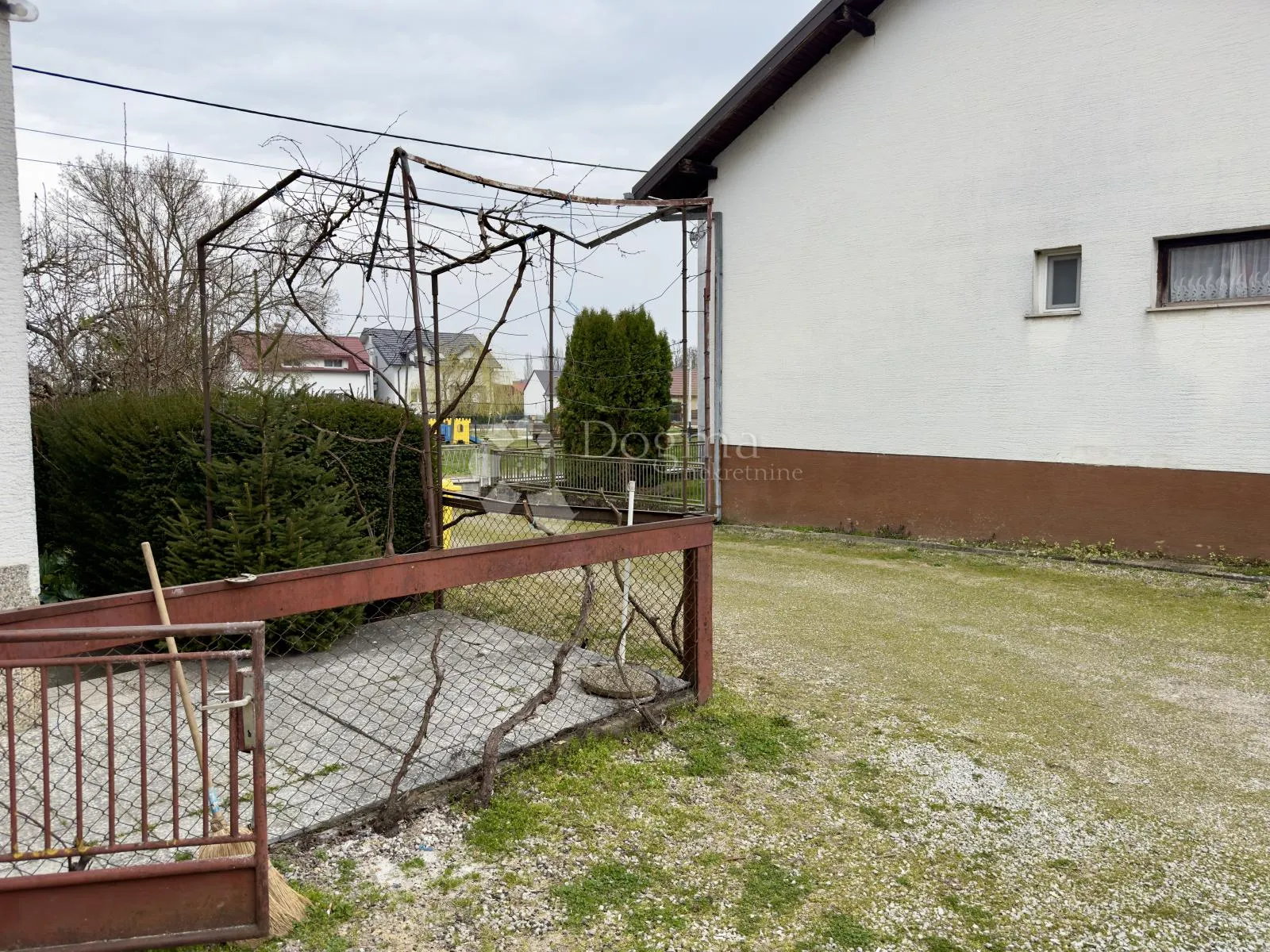 kuća s velikim zemljištem u lukavcu – investicijska prilika - slika 9