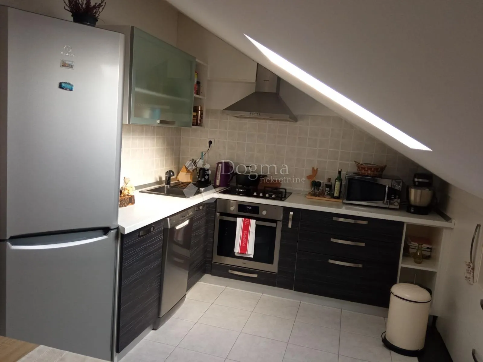 trogir – potkrovlje, 2s stan, parking, odlična lokacija - slika 6