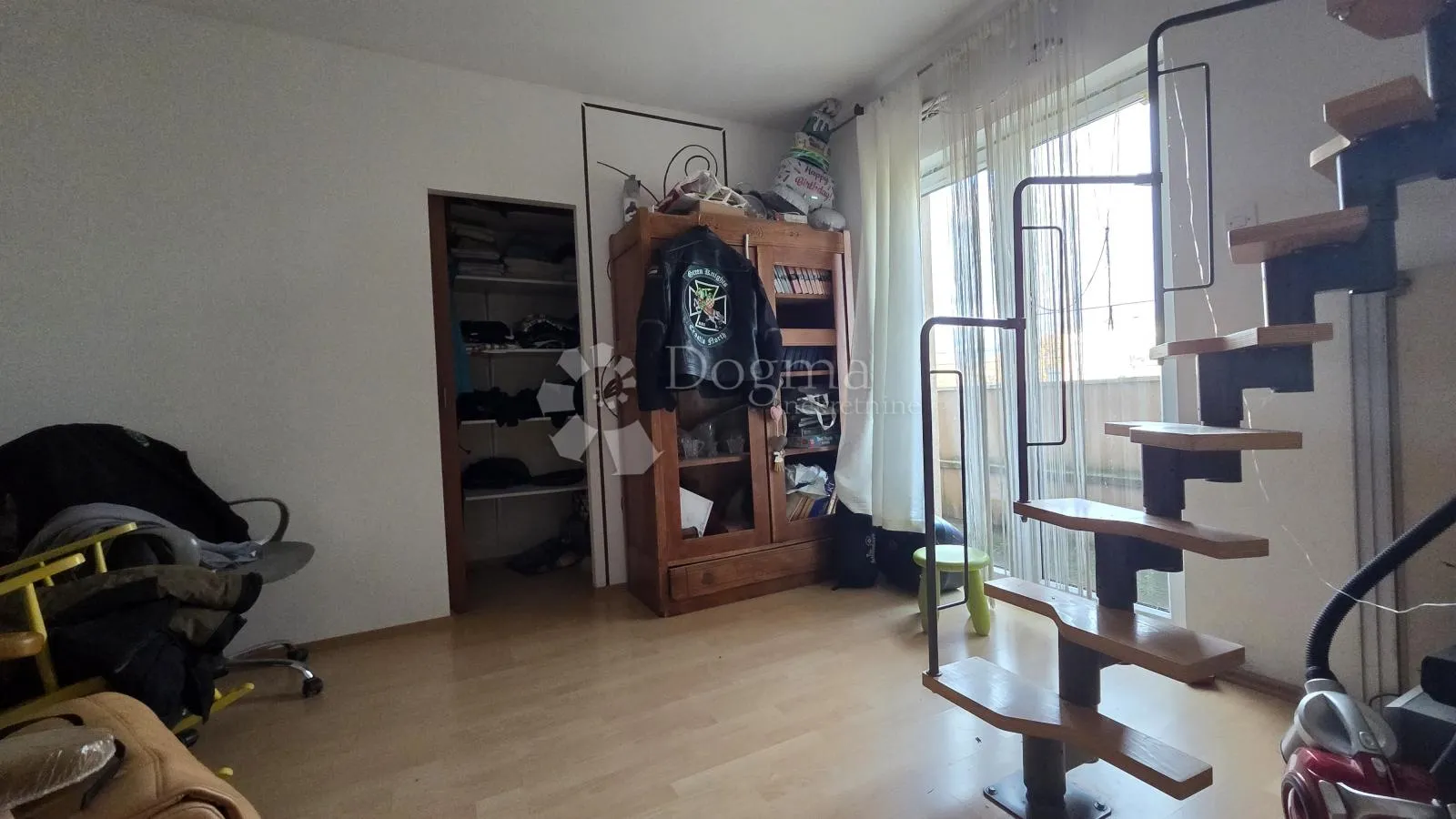 samostojeća kuća sa tri stana, garsonjerom i pogledom - slika 10
