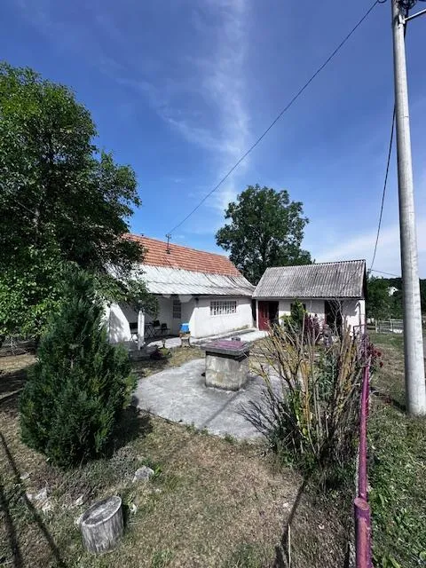 kuća sa 2 pomoćna objekta perušić konjsko brdo - slika 4
