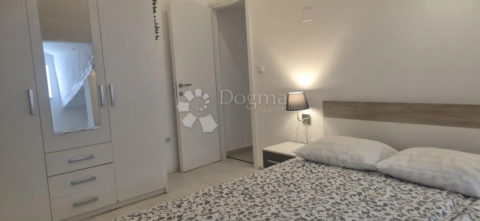 dva apartmana u strogom centru - slika 25