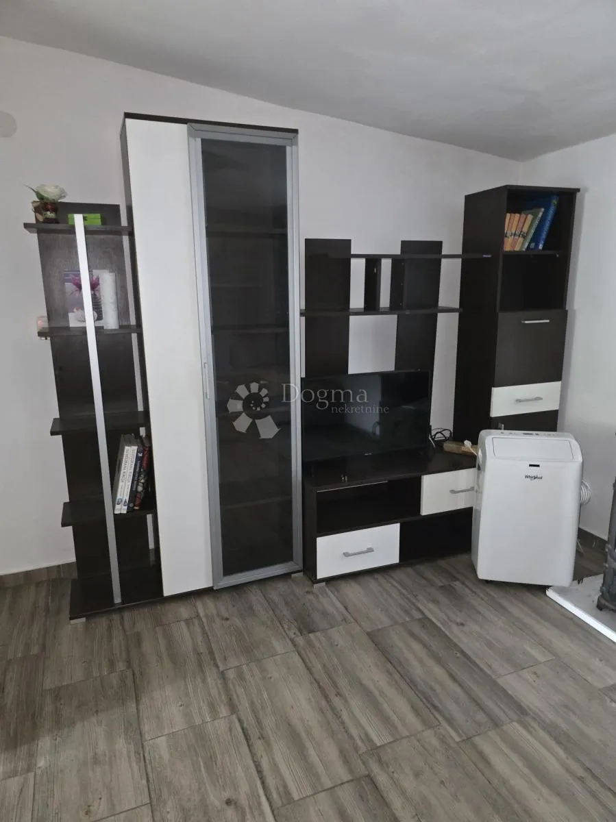 obiteljska kuća sa dva stana + pomoćni objekt sa dva apartmana - slika 9