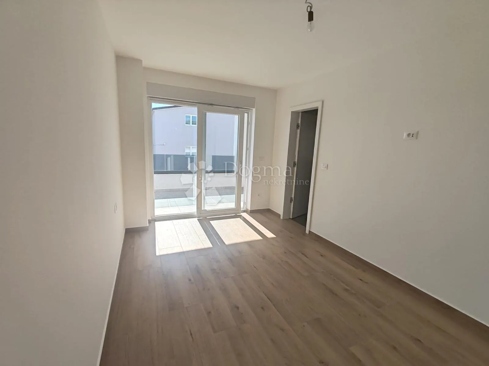 vodice - novoizgrađena, atraktivna kuća s bazenom - slika 29
