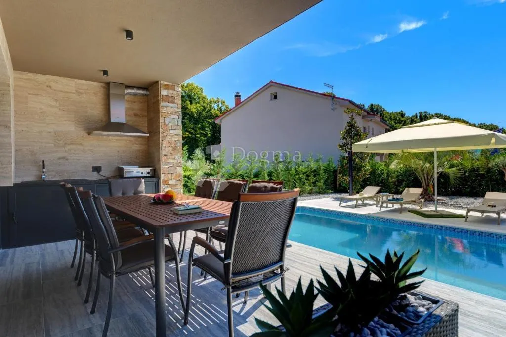 moderna villa s bazenom, saunom i jacuzzijem - slika 21