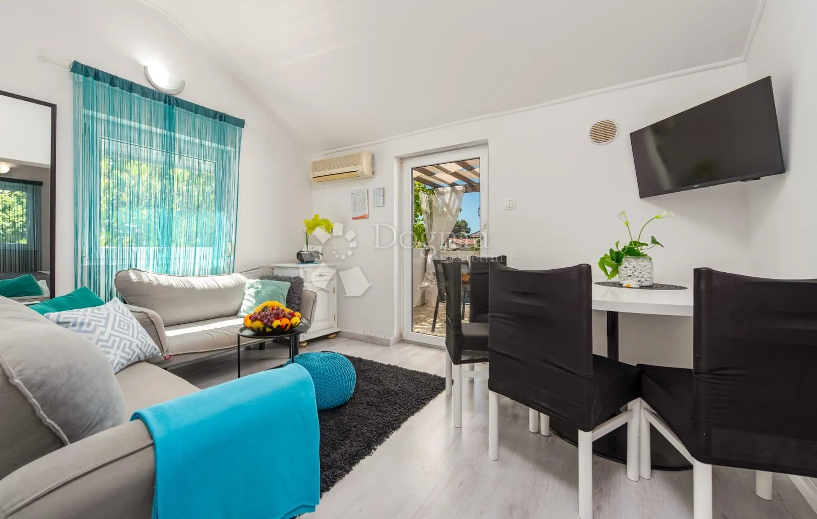 tri apartmana s bazenom - slika 52