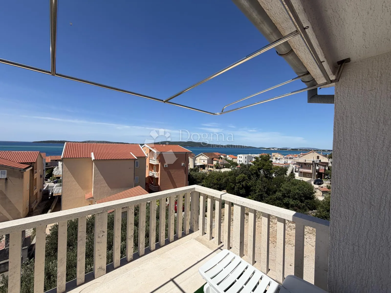 prilika u brodarici- kuća blizu mora, s 6 apartmana i 3-sobnim stanom!! - slika 45