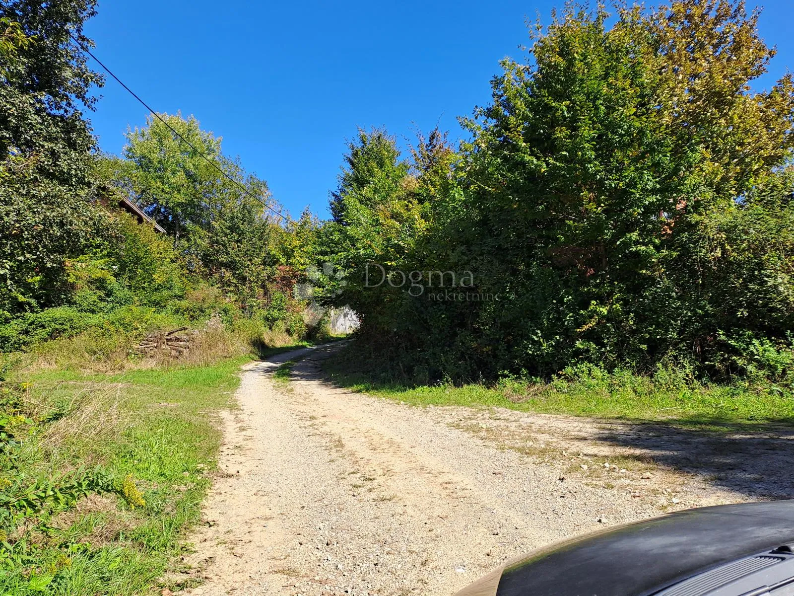 sunčan i uredan posjed u gradu duhova - slika 26