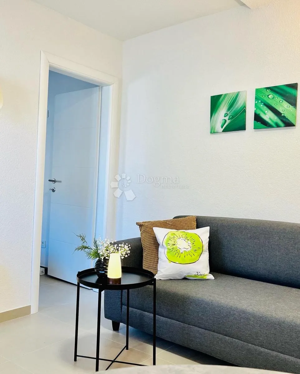 rogoznica- prilika! kuća s 5 apartmana 150m od plaže - slika 24