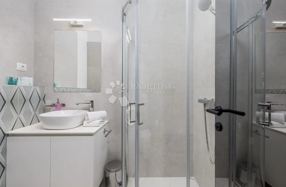 rijeka, centar, 156 m2. divota od 3 stambene jedinice! - slika 46