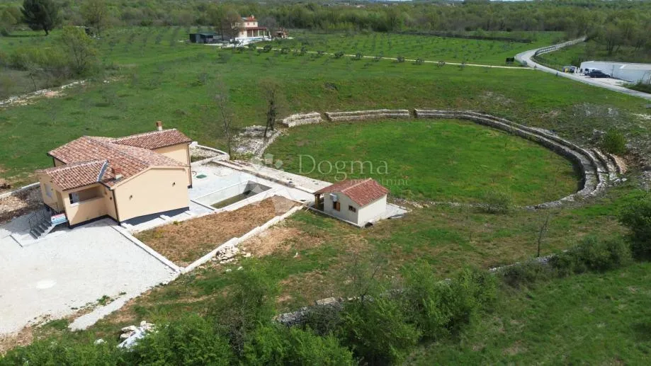 istra,svetvinčenat,moderna katnica s bazenom i imanjem - slika 1