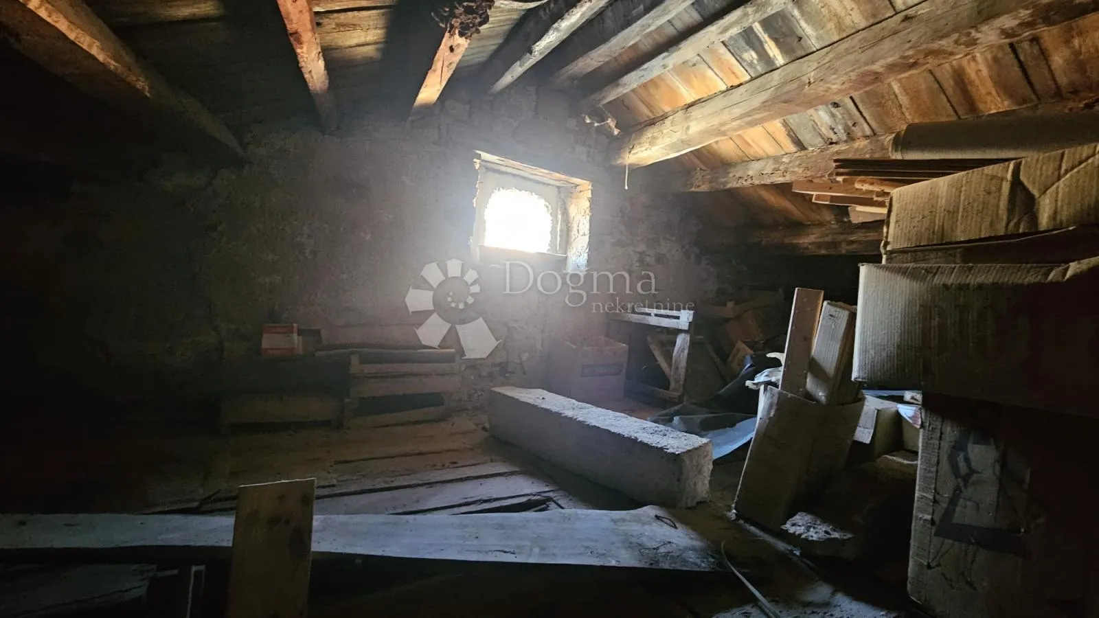 apartman u centru cresa, potrebna adaptacija! - slika 7