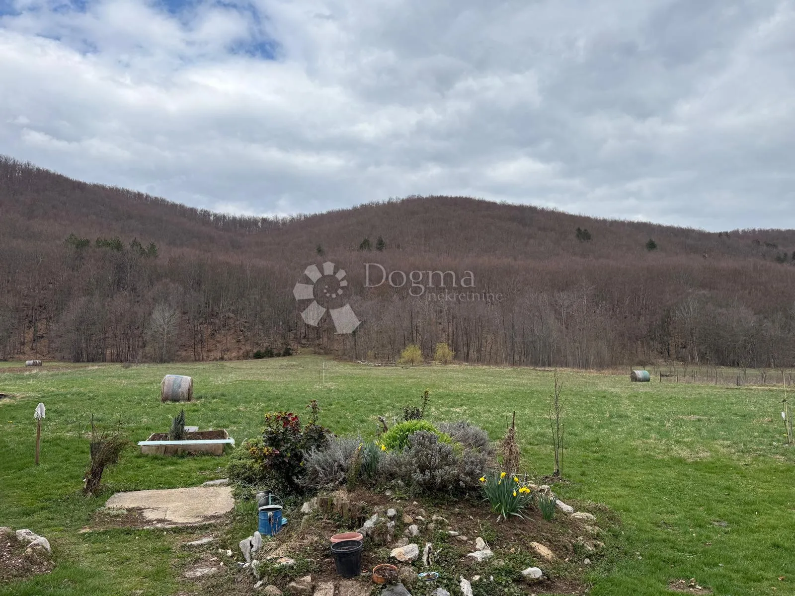 kuća 2 apartmana 2 građ zemljišta poljo 3000m2 - slika 1