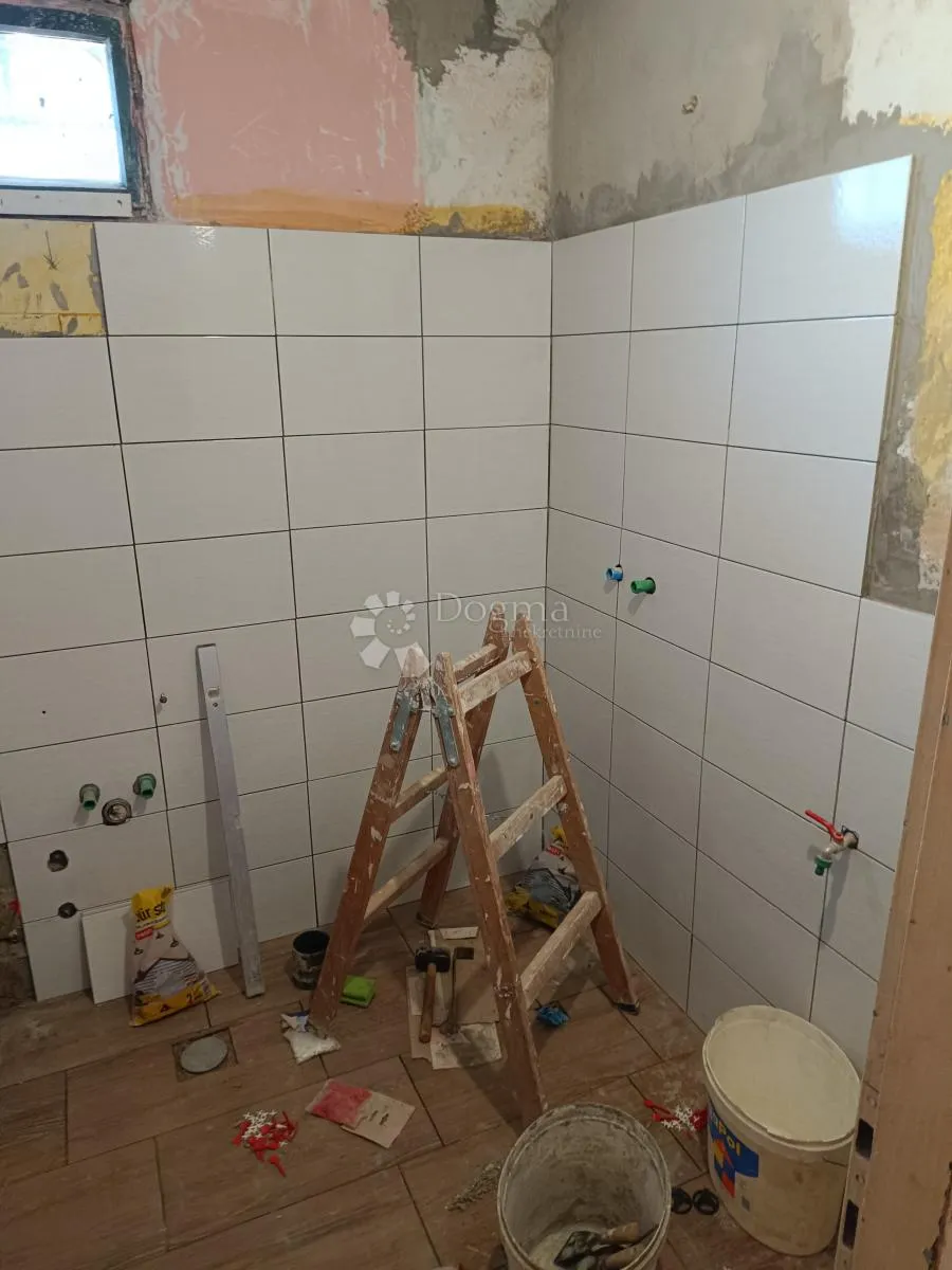 stan u kući za renovaciju - slika 7