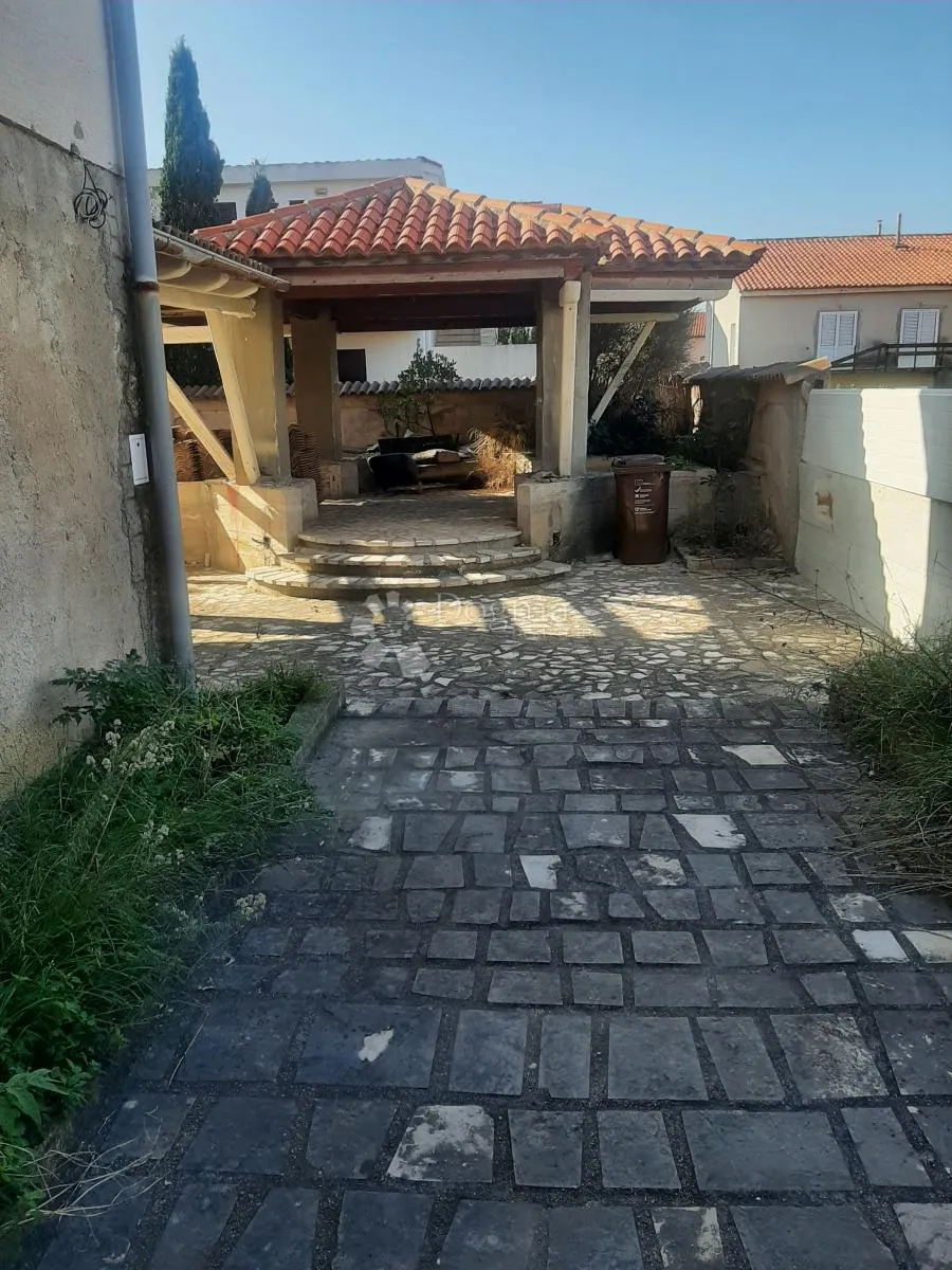 poslovni prostor sa dvorištem centar novalje - slika 6