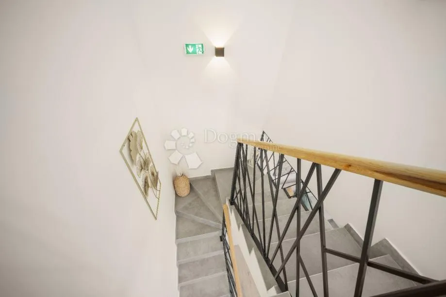 vodice – luksuzna novogradnja s bazenom i panoramskim pogledom na more - slika 12