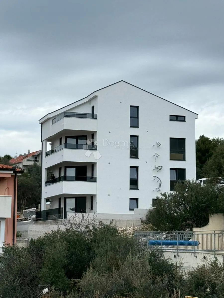 3-soban stan, terasa, pogled na more - čiovo - slika 9