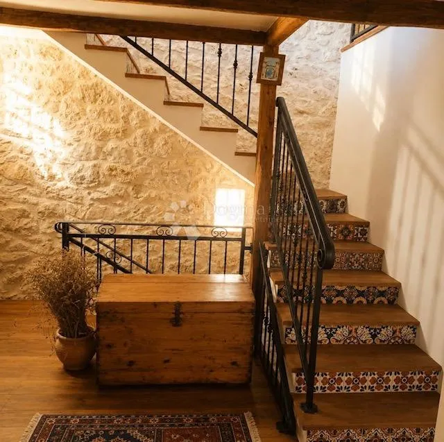 prilika! sniženo! kuća u nizu s autentičnim šarmom-veli iž, 4 ss, 185 m2 - slika 16