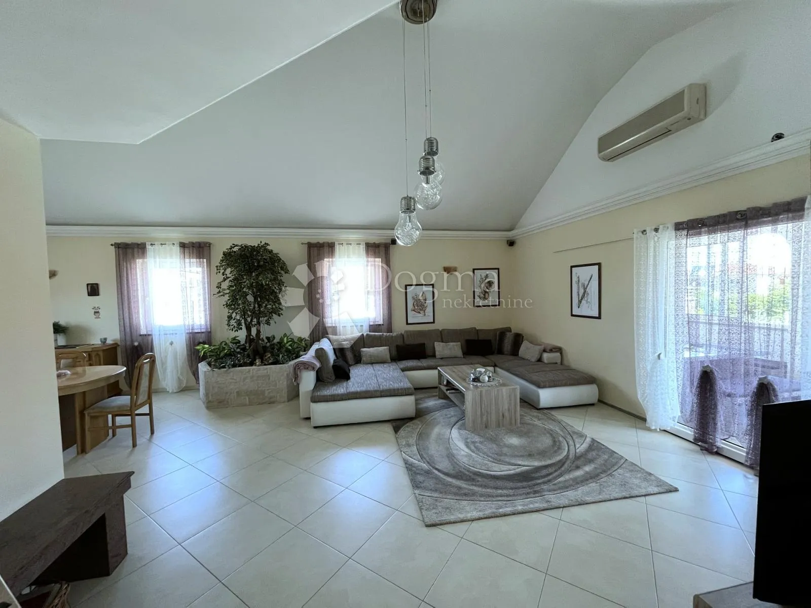 prekrasna villa s bazenom - slika 28