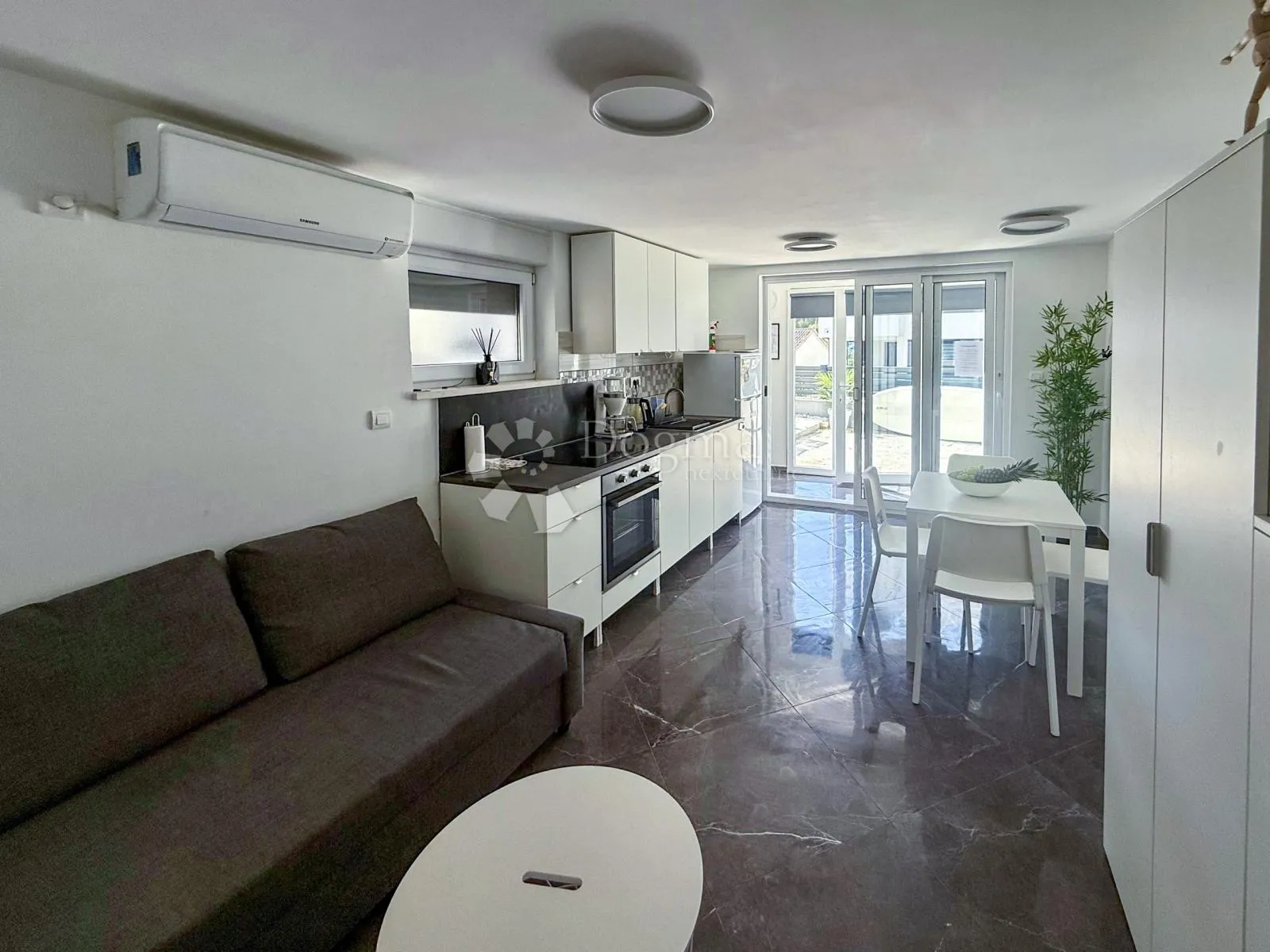 čiovo-kuća s 3 apartmana i bazenom - slika 20