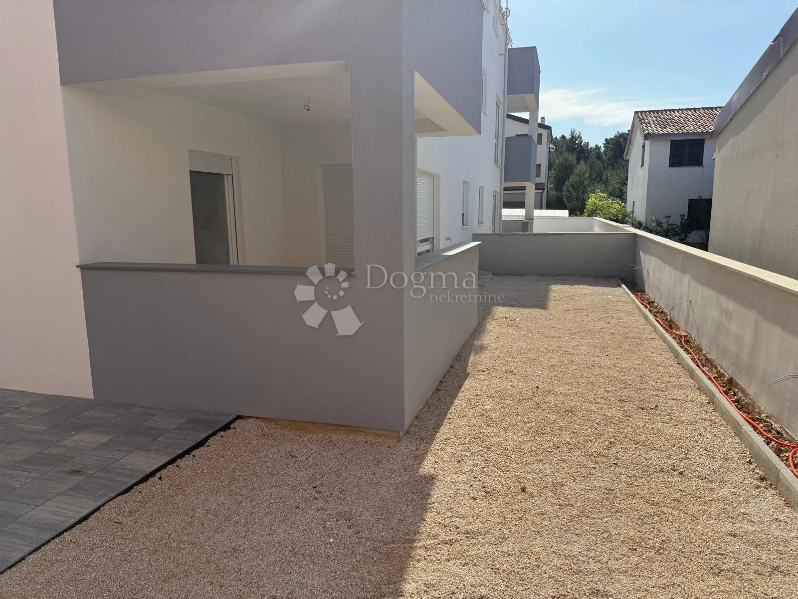 stan u prizemlju novogradnje 92m2, sa dvorištem 95m2, na otoku viru - slika 20