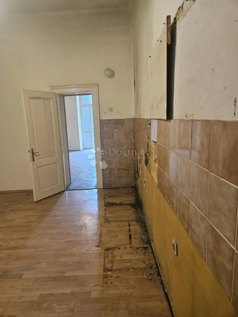 stan za renovaciju prvi red do mora! - slika 4