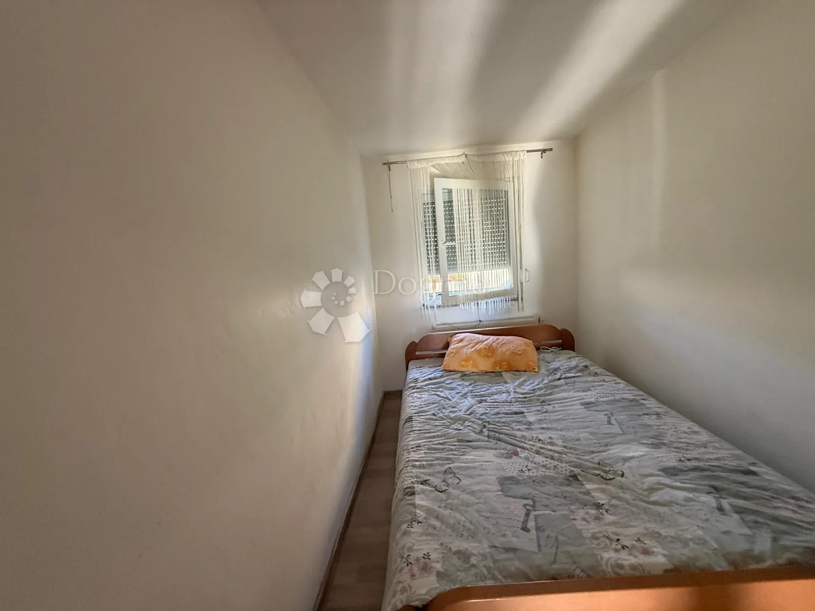 useljiva kuća sa pomoćnim stambenim objektom - slika 17