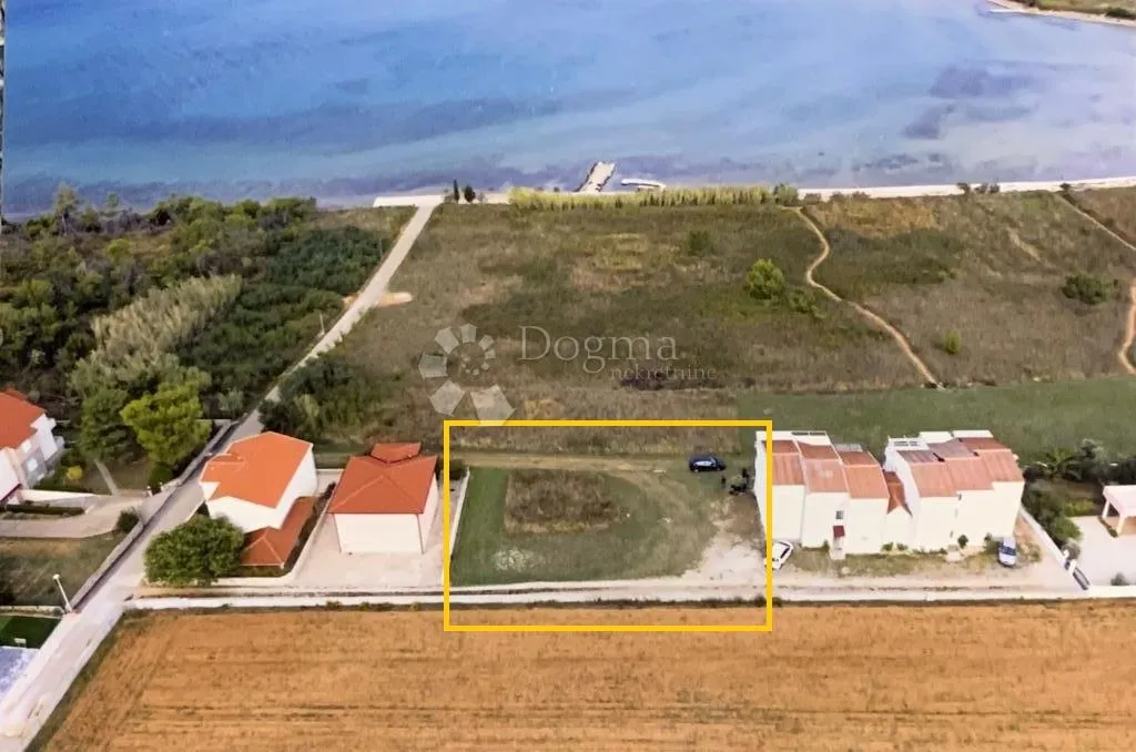 Atraktivno građevinsko zemljište 633m² svega 130m od mora! - Privlaka