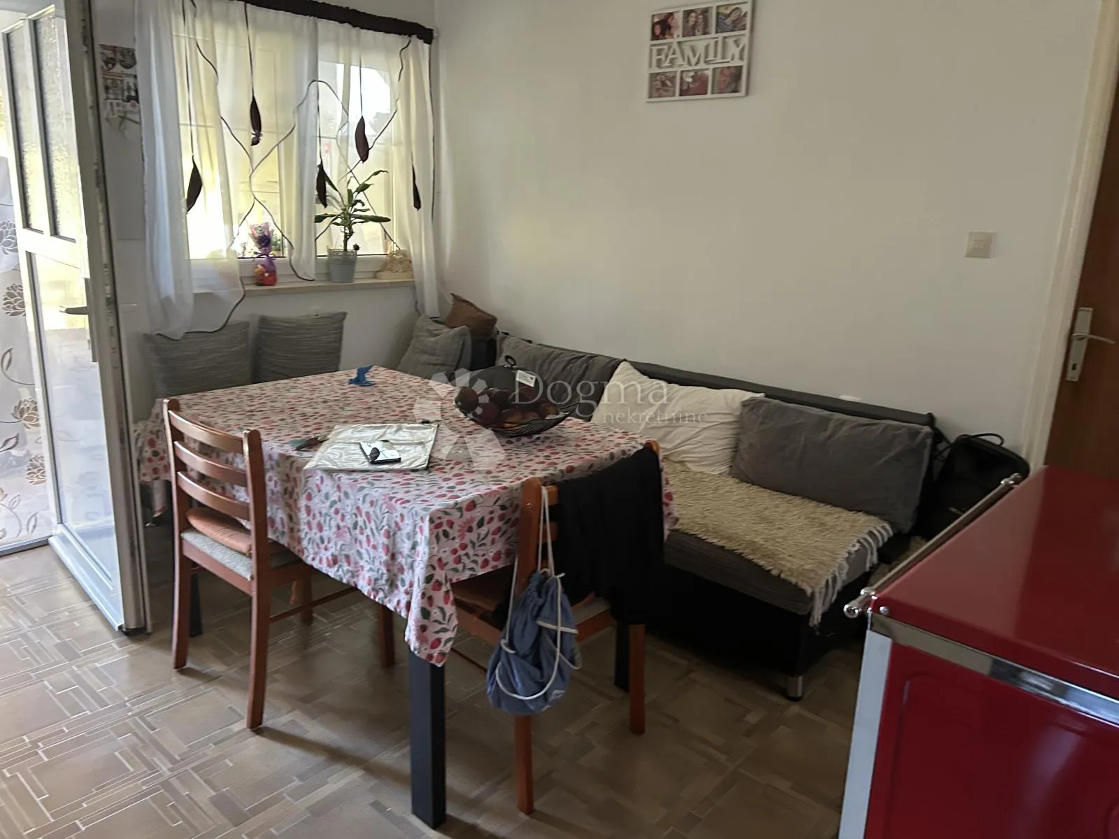 marinići kuća sa tri stana i garaža - slika 12