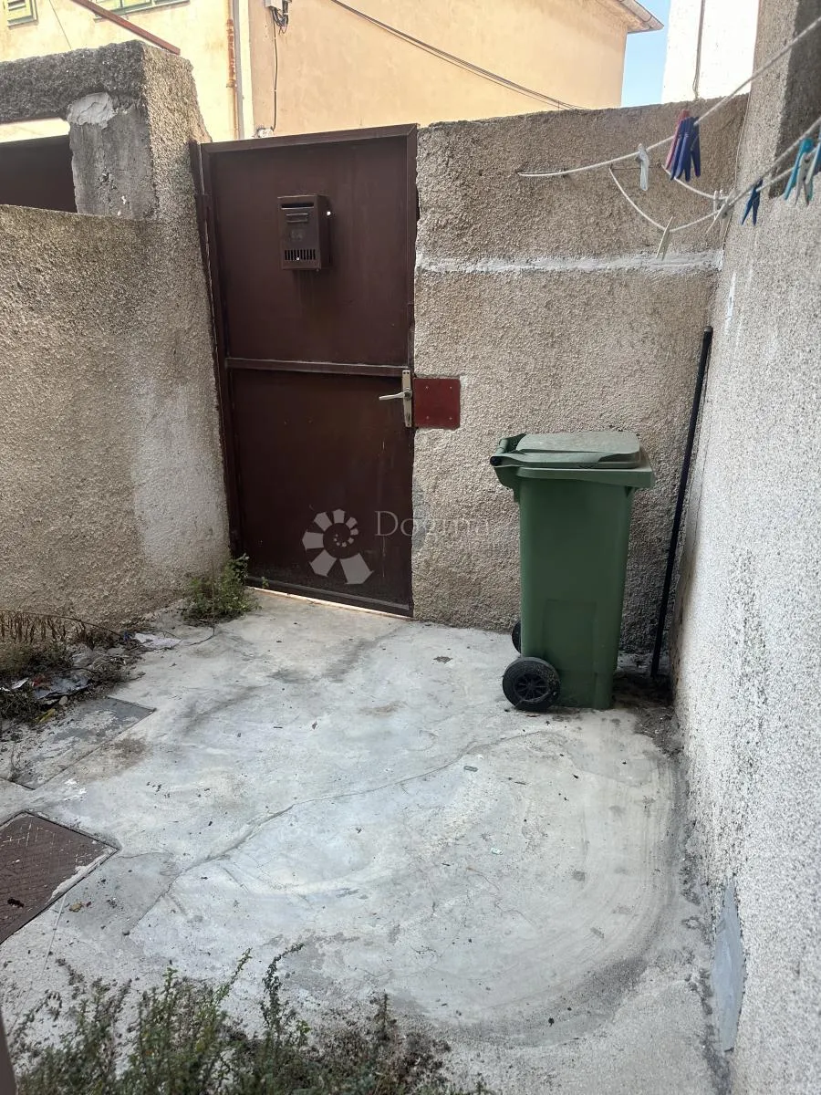 šibenik, stan u centru s poslovnim prostorom, za adaptaciju - slika 8