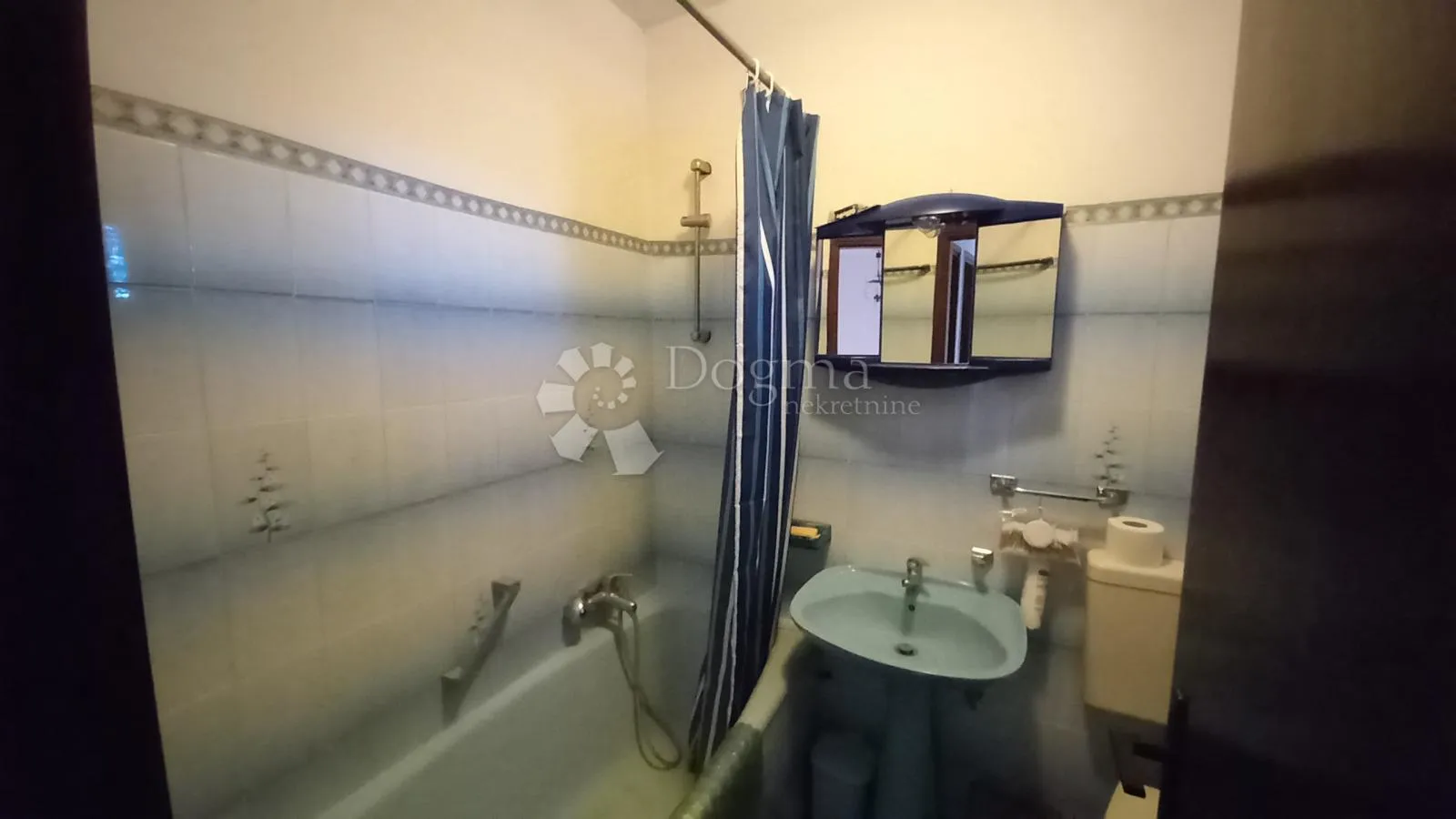 prostrana kuća s dva apartmana u mirnom okruženju blizu brtonigle - slika 18