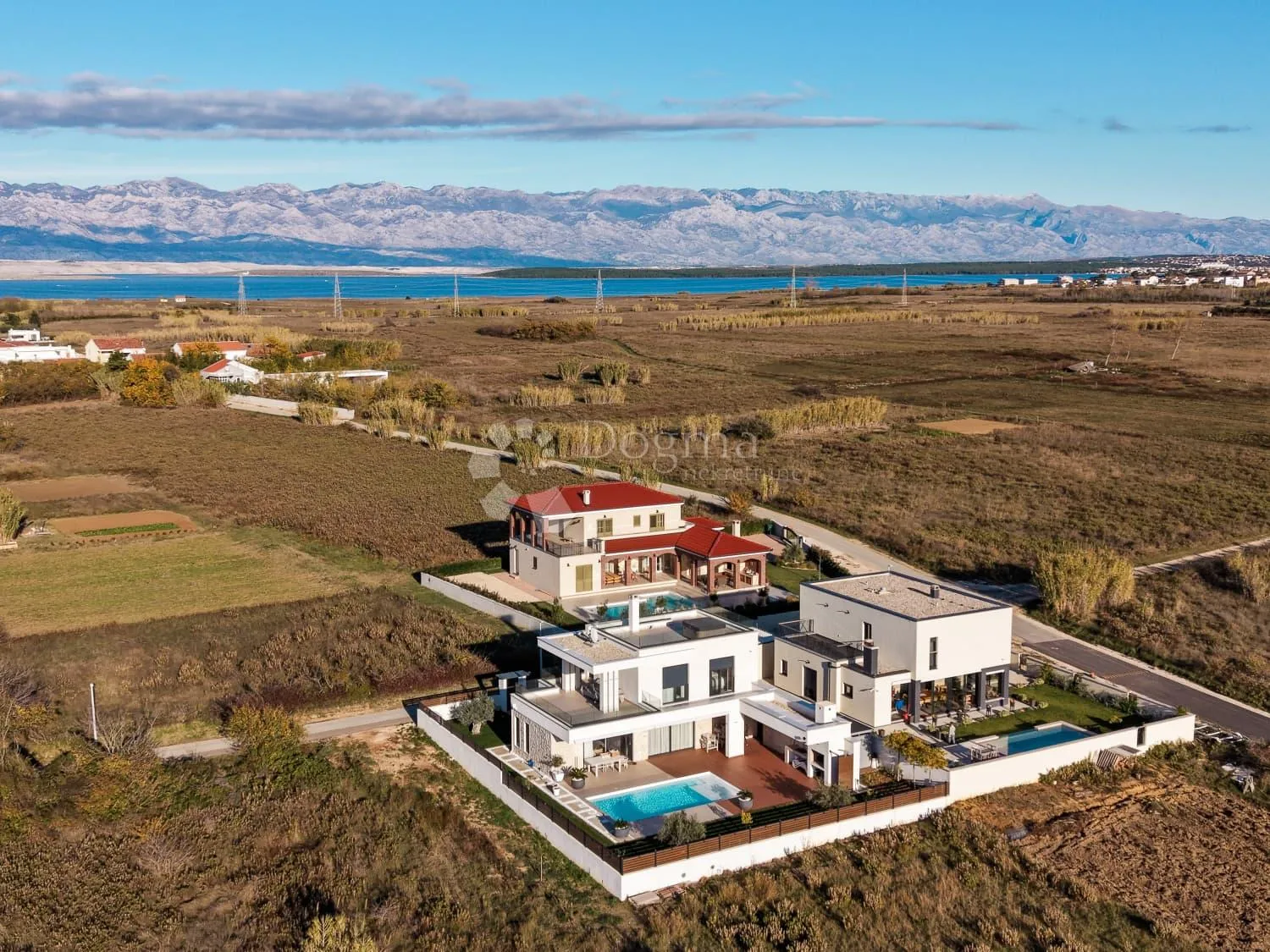 luksuzna vila u privlaci s pogledom na more i uređenim vrtom - slika 34