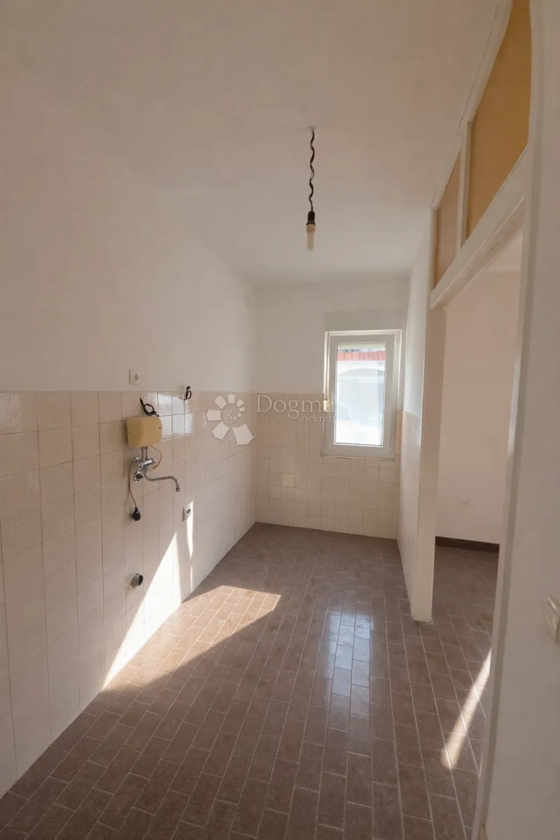 prilika! prostran 3-soban stan za renovaciju – njivice - slika 7