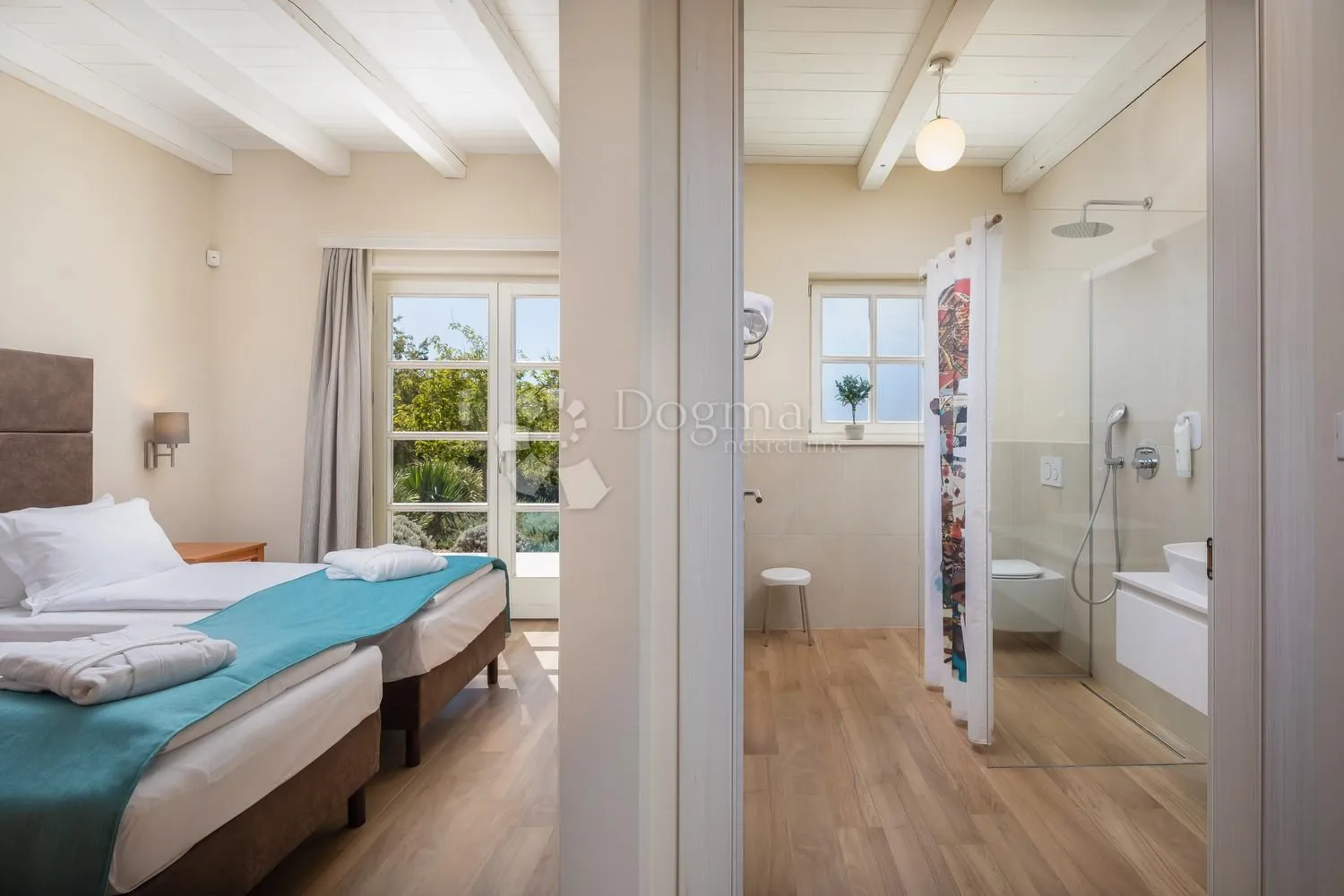 otmjena villa sa bazenom na lijepoj lokaciji - slika 17