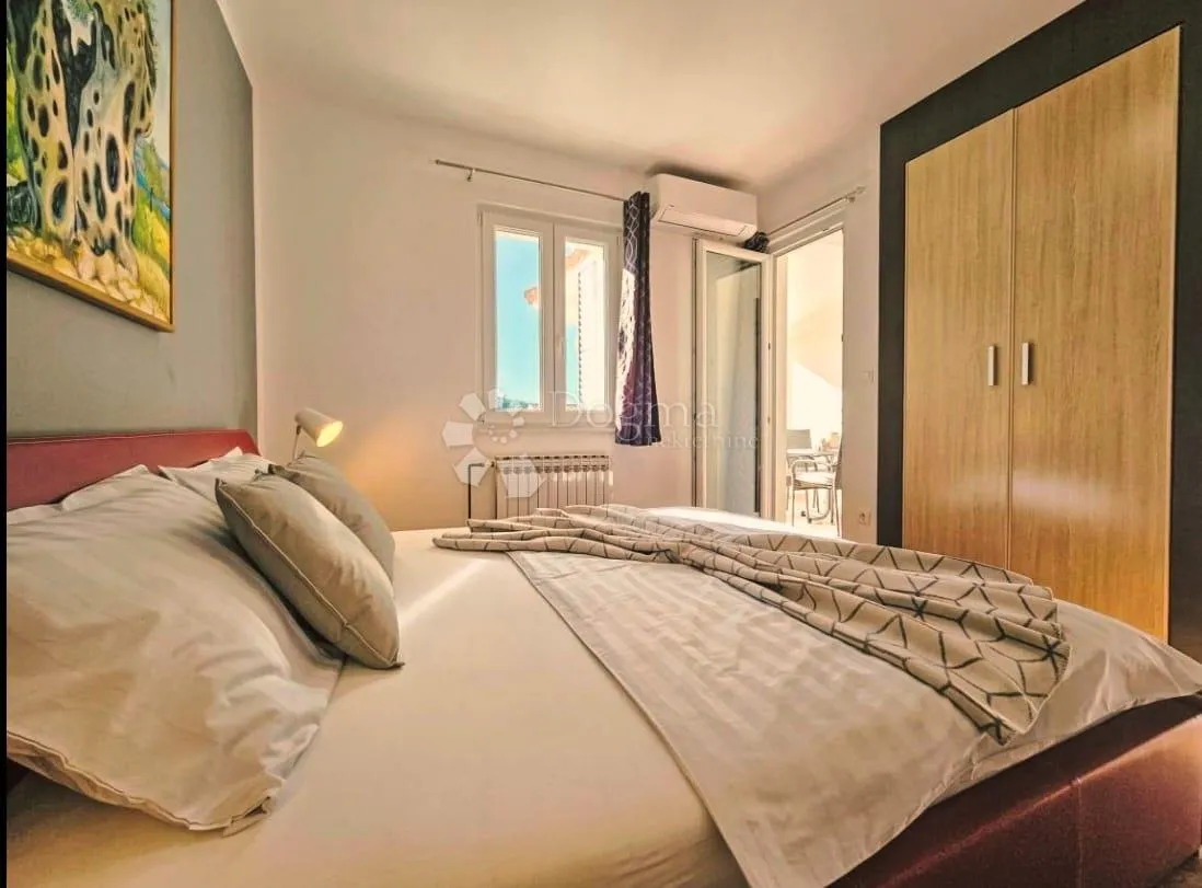 tribunj - iznimna apartmanska kuća s predivnim vrtom i bazenom - slika 25