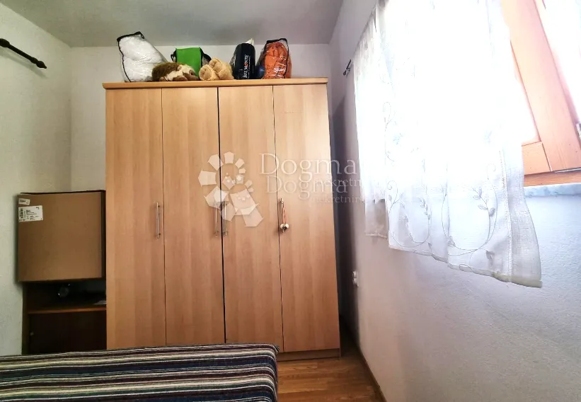 samostojeća kuća s puno potencijala - slika 9