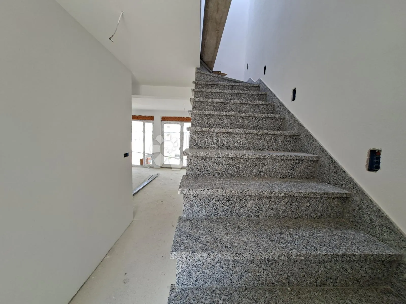 dvoetažni apartman sa bazenom - slika 10