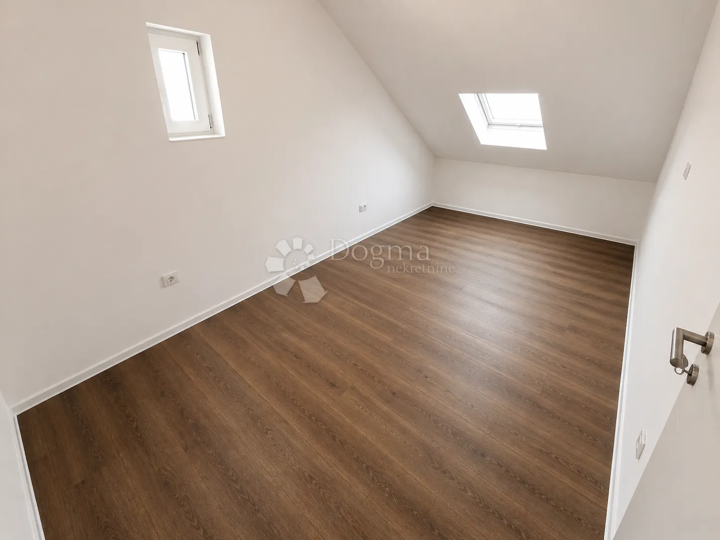 novo renoviran prazan penthouse, 95 m² + terasa s pogledom na grad - slika 7