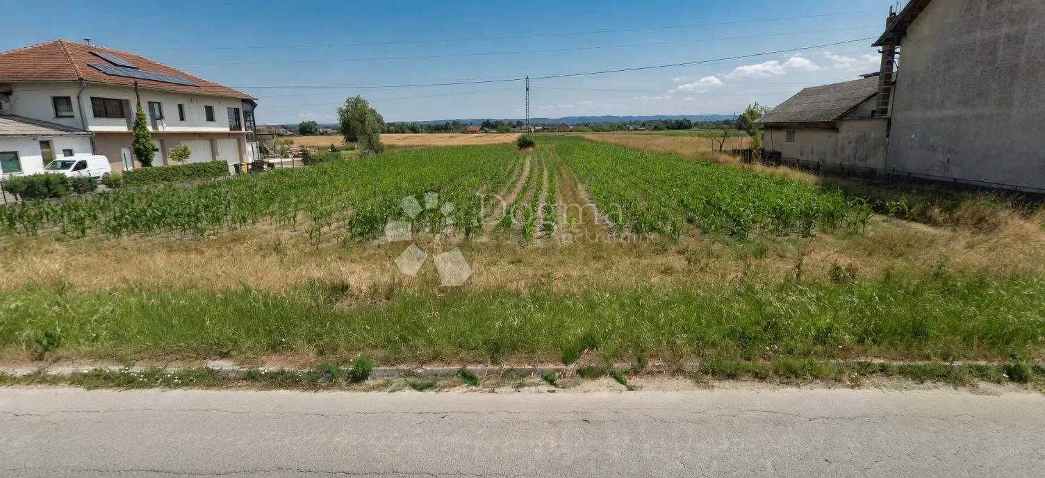GRAĐEVINSKO ZEMLJIŠTE NOVOSELEC - 1940 m² - Novoselec, Križ