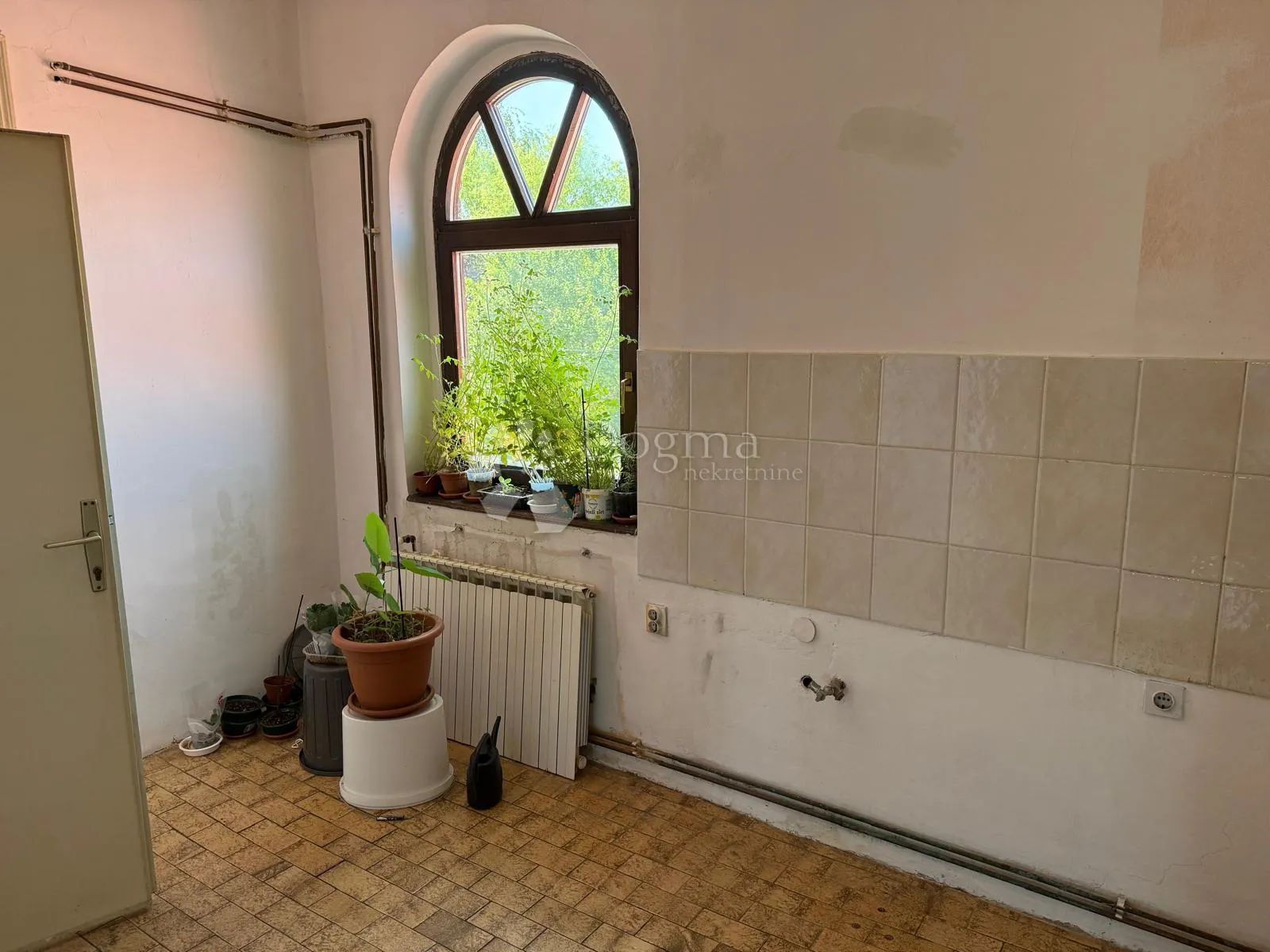 stan u centru za renovaciju - investicija - slika 3