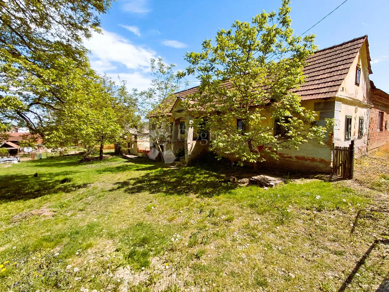 vrlo povoljno građevinsko zemljište sa dvije kuće za renovaciju - slika 2